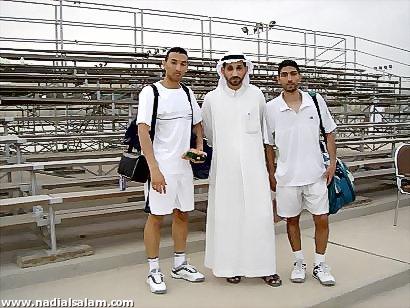 المهندس بدر آل الشيخ بين لاعبي الفريق أحمد الزاهر و أحمد الع