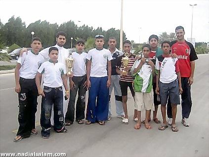 صورة جماعية لفريق الدراجات مع كأس بطولة الشرقية