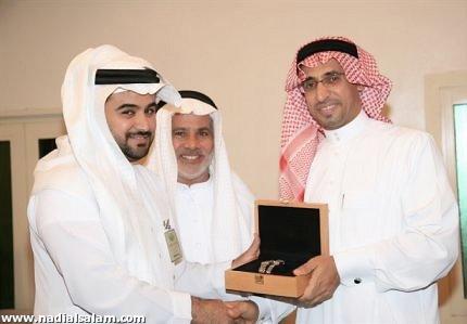 المرحوم مع رئيس النادي في حفل تكريم الفرق المتفوقة لموسم 1427/1428هـ