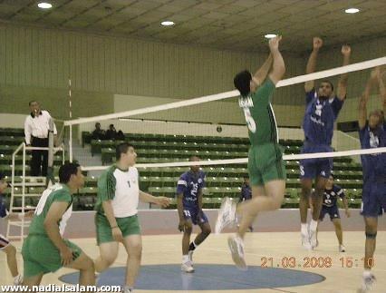 لاعب الفريق أحمد أبوعبدالله في ضربة قوية على ملعب الهلال