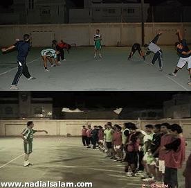 صورة توضح عدد اللاعبين في أول تمرين للمدرب (الصورة السفلى) وصورة أخرى (العليا) توضح الغياب الكبير لللاعبين