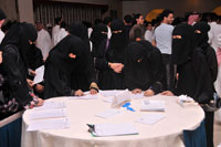 بعض الحاضرات يملأن النماذج والطلبات